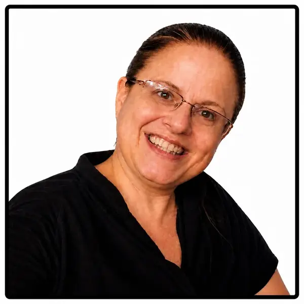 Adriane Torres, criadora do material Alinhavo de Animais